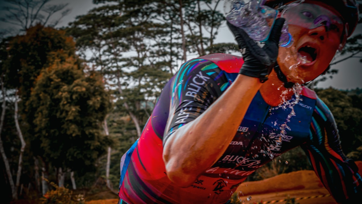 Atleta de resistencia preparando nutrición deportiva